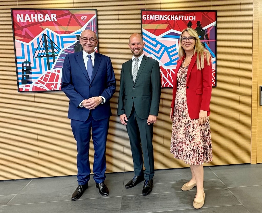 Rheinbahn stärkt operatives Kerngeschäft: Christian Finke wird COO V.l.n.r.: Rolf Tups, Vorsitzender des Aufsichtsrats, und die Vorstandsvorsitzende Annette Grabbe gratulieren dem frisch gewählten Chief Operating Officer (COO) Christian Finke. © Rheinbahn