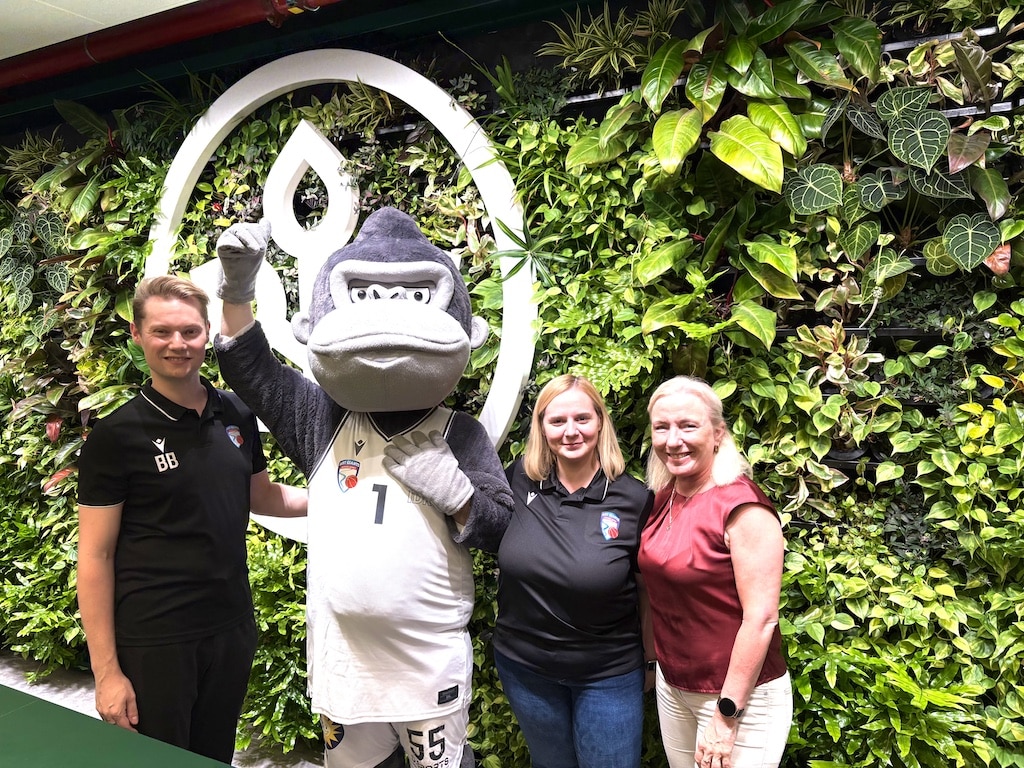 von links: Benedikt Brodda (ART GIANTS), GIANTS Maskottchen Dunky Kong, Dorothee Griese ( stv. Vorsitzende der GIANTS), AOK Regionaldirektorin Stefanie Betzer.