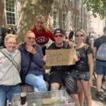 Schlange bis zum Carlsplatz: Düsseldorf feiert Heimspiel der Toten&nbsp;Hosen