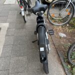 Kaputtes Leihrad steht tagelang in der Schloßstraße – Stadt äußert sich zu Wartung und Geofencing