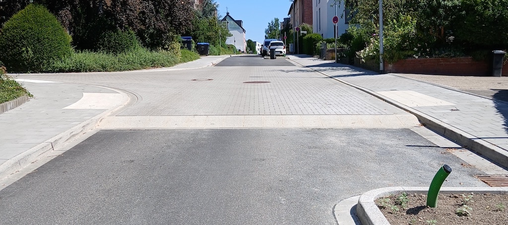 Nach Kanalarbeiten ist jetzt die Oberfläche der Straßen Am Strasserfeld und Akazienstraße in Unterbach erneuert worden. Mit einher ging eine Verbreiterung der Bürgersteige und eine Verbesserung der Barrierefreiheit. © Landeshauptstadt Düsseldorf/Amt für Verkehrsmanagement