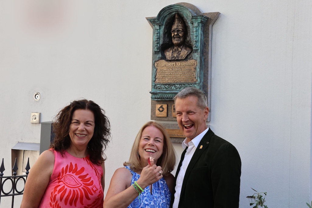 Christiane (v.I.) und Barbara Oxenfort sowie Bürgermeister Josef Hinkel bei der Enthüllung der Engelbert-Oxenfort-Plakette
