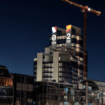 Riesen-WM-Countdown leuchtet über dem Medienhafen