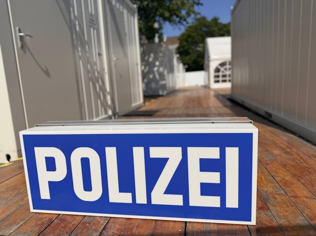 Polizeiwache auf der Kirmes steht © Polizei Düsseldorf
