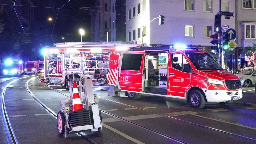 Brand in einem Ladenlokal im Erdgeschoss eines Wohn- und Geschäftshauses © Patrick Schüller