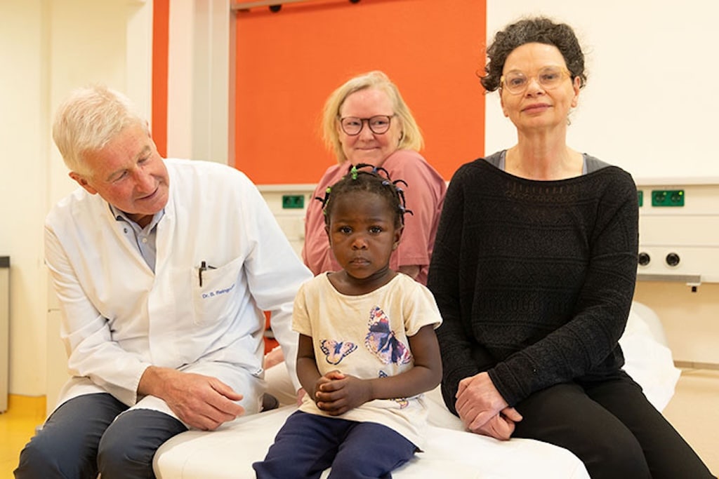 Odeth kann wieder sorgenfrei leben. Links: Dr. med. habil. Betram Reingruber, Chefarzt der Klinik für Kinderchirurgie und Kindertraumatologie,  rechts: Christine Taylor © F. Elschner, Kaiserswerther Diakonie