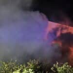 Feuer in Rath: Flammen greifen von Gartenlaube auf Industriehalle über – Feuerwehr rückt mit 80 Kräften an