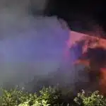 Feuer in Rath: Flammen greifen von Gartenlaube auf Industriehalle über – Feuerwehr rückt mit 80 Kräften an