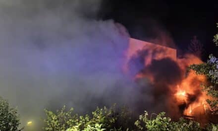 Feuer in Rath: Flammen greifen von Gartenlaube auf Industriehalle über – Feuerwehr rückt mit 80 Kräften an