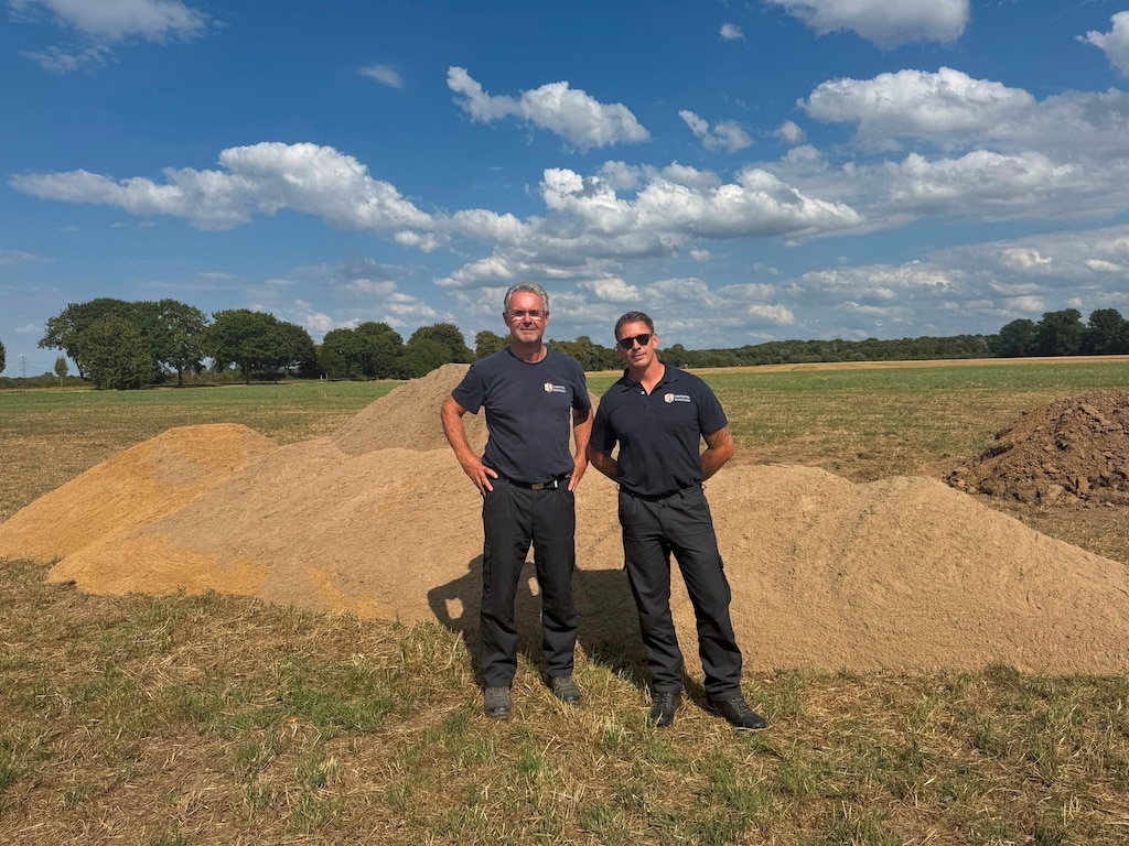 Die bei Sondierungsarbeiten in Düsseldorf-Kalkum gefundene Panzergranate aus dem Zweiten Weltkrieg konnte am Mittwoch, 5. August 2026, durch Sprengmeister Julian Granzow (r.) und Kampfmittelbeseitiger Michael Hoff vom Kampfmittelbeseitigungsdienst der Bezirksregierung erfolgreich kontrolliert gesprengt werden. ©  Feuerwehr Düsseldorf