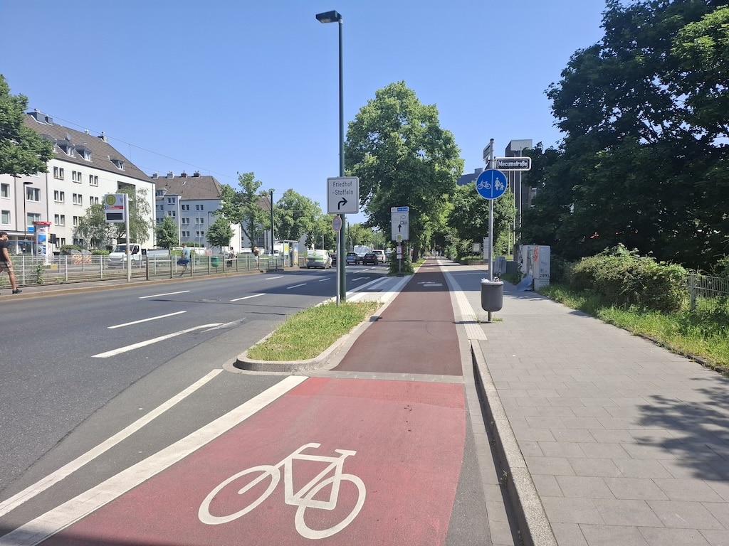 Auf'm Hennekamp: Der neue Radweg schließt am Knotenpunkt Mecumstraße an. © Landeshauptstadt Düsseldorf/Amt für Verkehrsmanagement