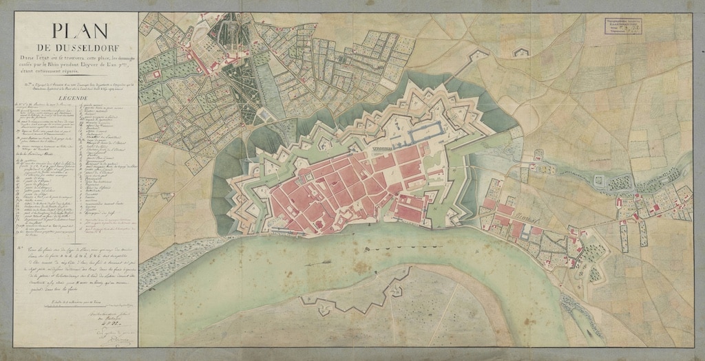 Geplanter Zustand der Düsseldorfer Festung nach Behebung der Hochwasserschäden von 1799. Die Fundstelle ist bei Nummer 35 (letztes "Dreieck" ganz rechts). Bildnachweis: Nationaal Archief Den Haag, Buitenlandse Plans van Vestingen, 4.OBPV, 2.158 Düsseldorf („Das Nationalarchiv verzichtet aktiv auf sein Urheberrecht an Scans von Fotos, Karten und Dokumenten. Dadurch wird die Weiterverwendung dieser Bilder so einfach wie möglich gestaltet. Dies gilt nur für Bilder, für die ein Download-Button verfügbar ist und die mit dem Label „Public Domain“ oder „CC0“ gekennzeichnet sind“ – siehe https://www.nationaalarchief.nl/onderzoeken/archief/4.OBPV/invnr/@2.158/file/NL-HaNA_4.OBPV_2.158 ) © Nationaal Archief Den Haag