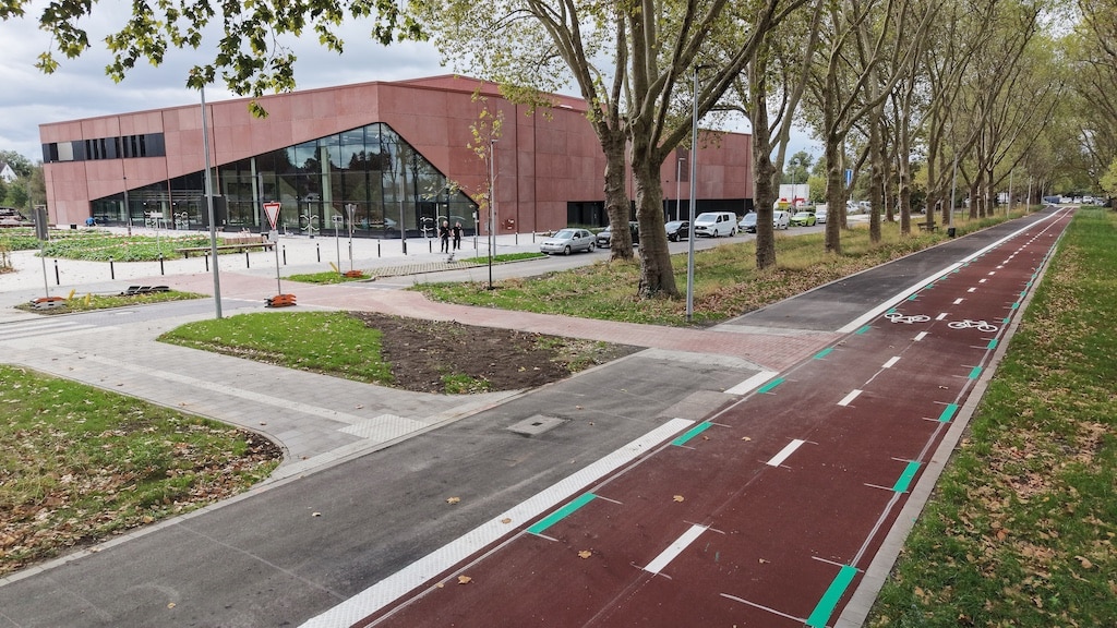 Der Abschnitt der Radleitroute 1 entlang des neuen Standortes des Luisen-Gymnasiums ist pünktlich zum Schuljahresbeginn fertiggestellt und ermöglicht den 1.000 Schülerinnen und Schülern ein komfortables und sicheres Erreichen mit dem © Landeshauptstadt Düsseldorf/ David Young