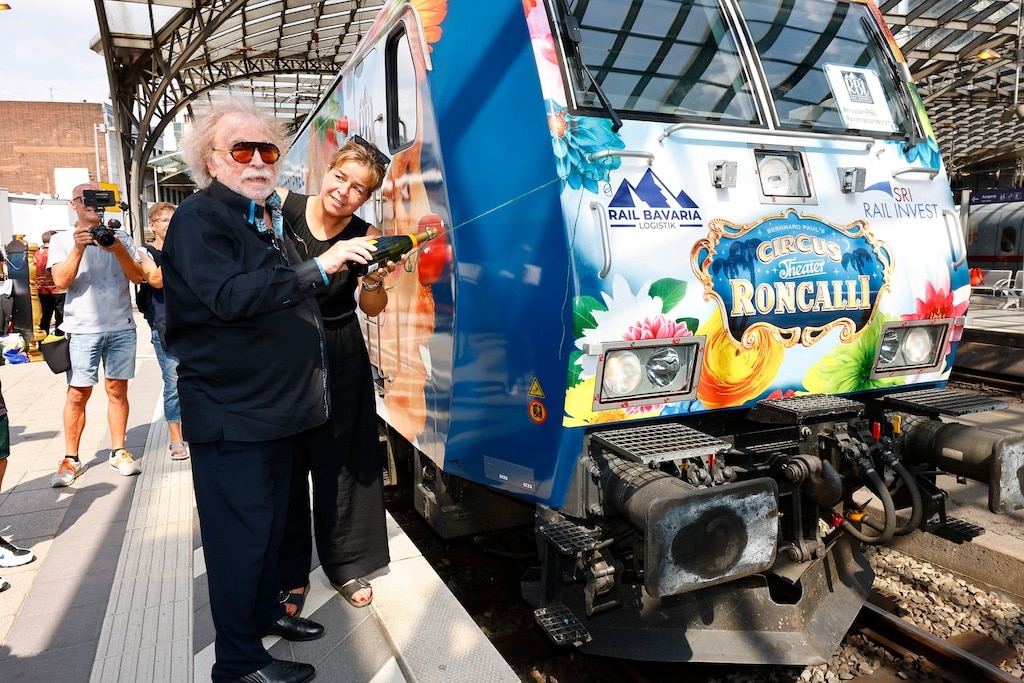 Taufe der Lok ‚Zippo‘mit Roncalli-Gründer Direktor Bernhard Paul und Mona Neubaur -Ministerin für Wirtschaft - am Kölner Hauptbahnhof © Patric Fouad