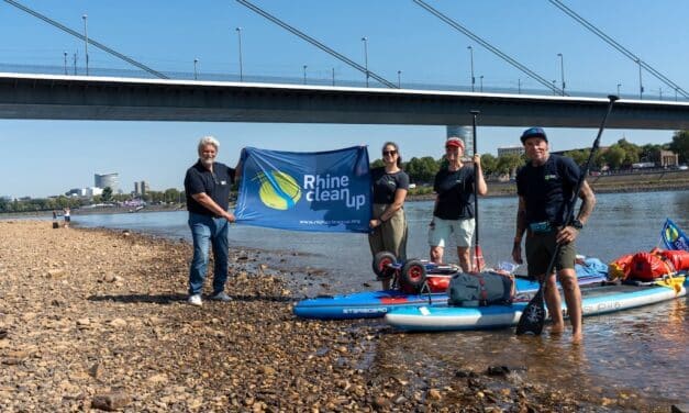 Mit dem SUP-Board für einen sauberen Rhein