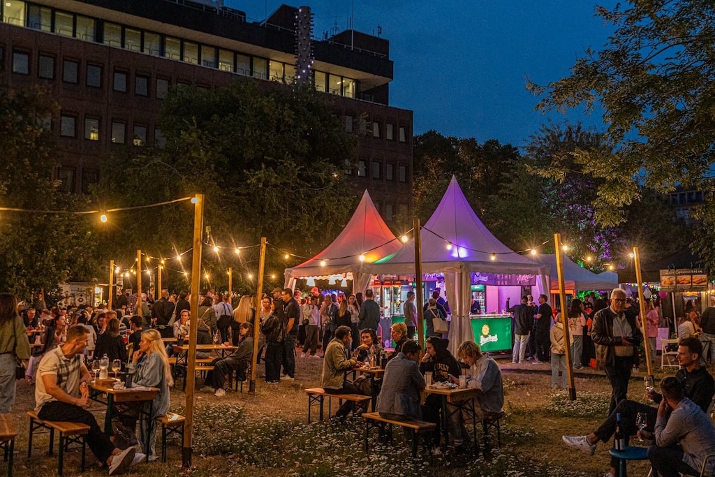 Zwischen Pagodenzelten und Lichterketten wird auf dem Gourmet Festival bis in den Abend geschlemmt – bunt beleuchtete Bars sorgen für die passende Atmosphäre auf der Kö. © LB / Olaf Oidtmann