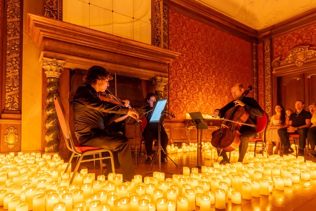 Mit Geige, Bratsche und Cello ließ das Streichquartett die Hymnen der Disney-Prinzessinnen mitten im Kerzenmeer von Schloss Garath erklingen. LB / Olaf Oidtmann