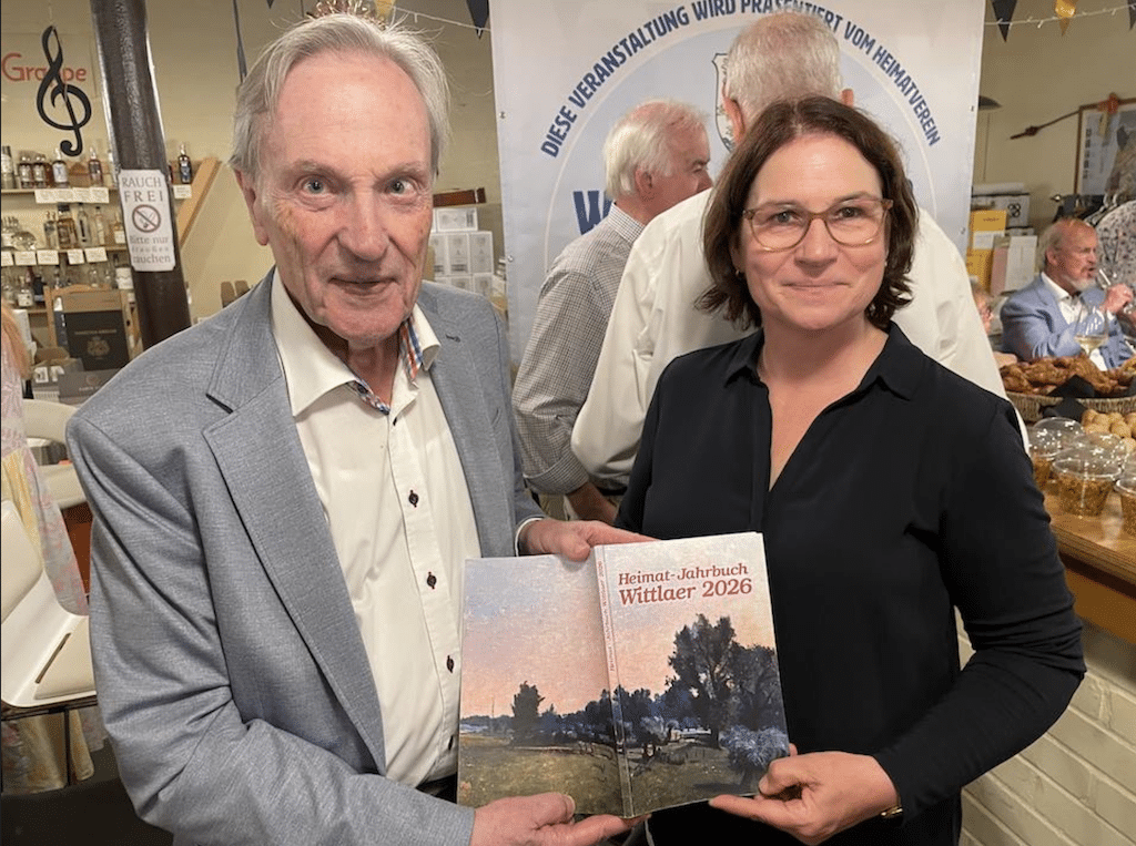 Die Historikerin Dr. Annett Büttner übernimmt von Bruno Bauer die redaktionelle Leitung des Heimat-Jahrbuchs Wittlaer © Lokalbüro Die Historikerin Dr. Annett Büttner übernimmt von Bruno Bauer die redaktionelle Leitung des Heimat-Jahrbuchs Wittlaer © Lokalbüro<br />