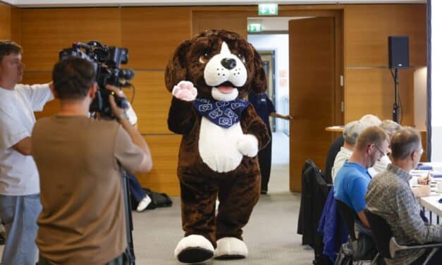 Neuer Vierbeiner auf der Messe: CARAVAN SALON bekommt eigenes Maskottchen und Fan&nbsp;Shop