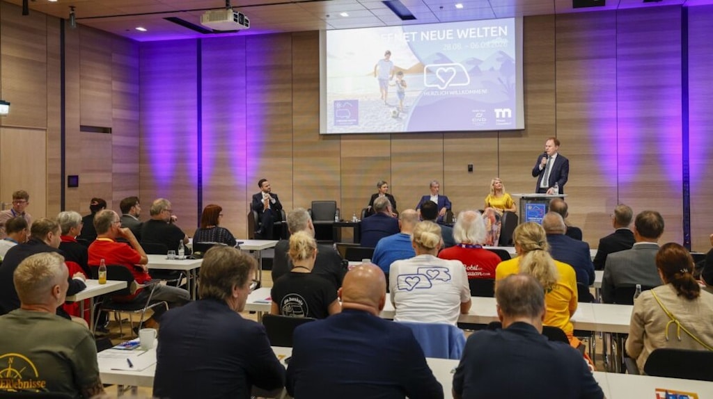 Staatssekretärin Dr. Claudia Stutz, Bundesministerium für Verkehr, Dr. Stephan Keller, Oberbürgermeister der Landeshauptstadt Düsseldorf, Dr. Holger Siebert, Vize-Präsident (CIVD) und Marius Berlemann, Geschäftsführer Messe Düsseldorf sprachen anlässlich des Media Openings des CARAVAN SALON 2026 © Messe Düsseldorf