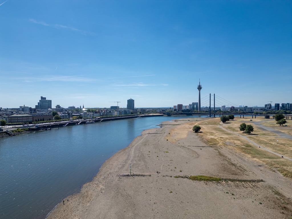So niedrig stand das Wasser im Rhein hier noch nie © Olaf Oidtmann So niedrig stand das Wasser im Rhein hier noch nie © Olaf Oidtmann