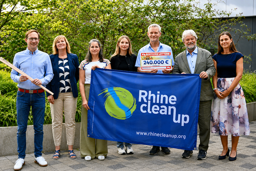 v.l.: Dr. Tim Loppe (naturstrom), Conny Michels (Deutsche Postcode Lotterie) Mirjam Schenke (RCU), Anna Hiltrop (Model und Markenbotschafterin RCU), Dominic McVey (Deutsche Postcode Lotterie), Joachim Umbach (RCU), Julia Siegers (IMMOFINANZ Deutschland) © Lokalbüro