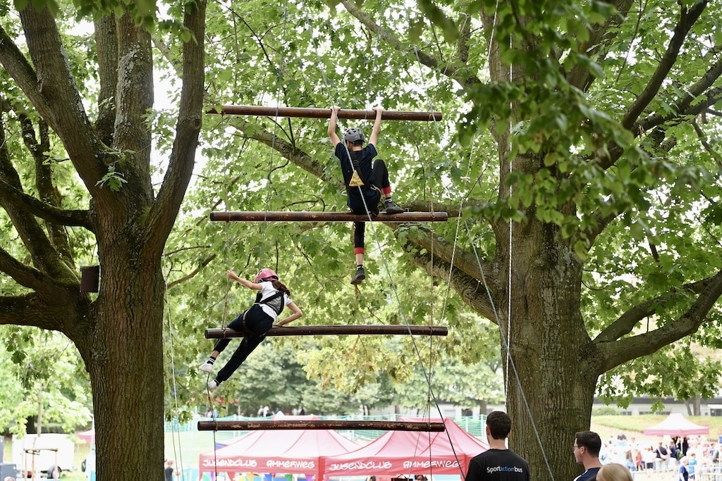 Klettern zwischen zwei Bäumen © Lokalbüro Klettern zwischen zwei Bäumen © Lokalbüro