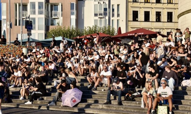 Sonnenfinsternis über Düsseldorf: Von der Burgplatztreppe bis zur Schönen Aussicht