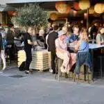 Oberbürgermeister Dr. Stephan Keller griff bei „Theos Gute Laune Terrasse“ zum Schlagzeug