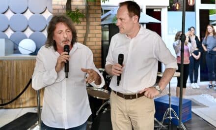 Trommelwirbel für den guten Zweck: OB Stephan Keller legt bei Charity-Party am Schlagzeug los