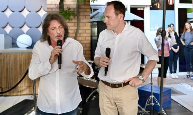 Trommelwirbel für den guten Zweck: OB Stephan Keller legt bei Charity-Party am Schlagzeug los