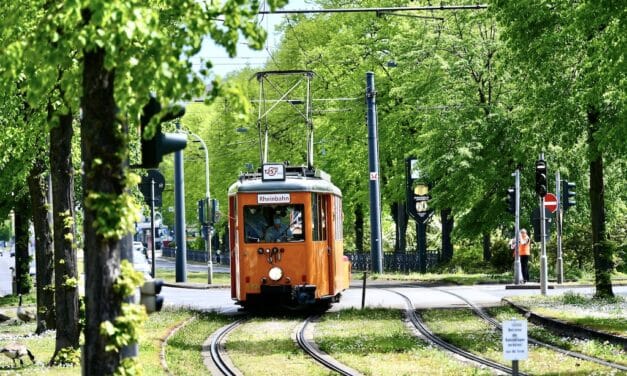 KÖpacabana auf Schienen: Die Freifrau von Kö lädt zur Rundfahrt mit Cocktail und Currywurst