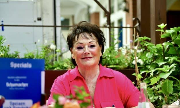 Karl-Klinzing-Plakette 2026 geht an Karin Houck – Altstadtoriginal wird von den Mostertpöttches geehrt