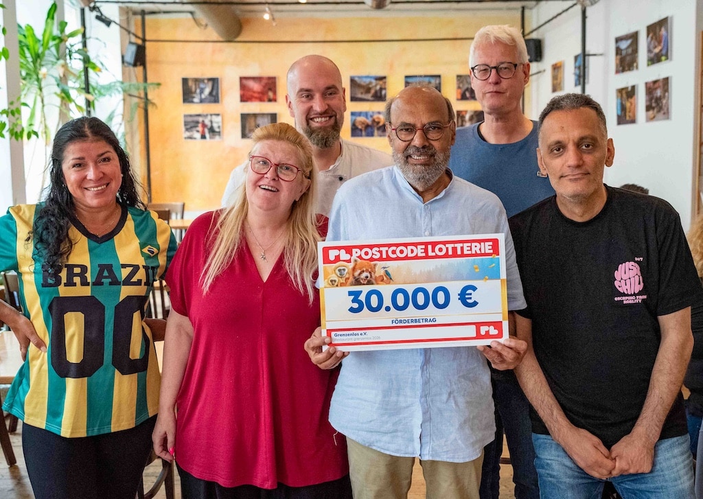 Das Team vom grenzenlos freut sich über die Förderung der Postcode Lotterie.v.l. Sesem Lima dos Santos, Meggi Steinmann, Davinder Singh, Resa Hintere Reihe: Andreas Prause, Jörg Thomas © grenzenlos e.V.