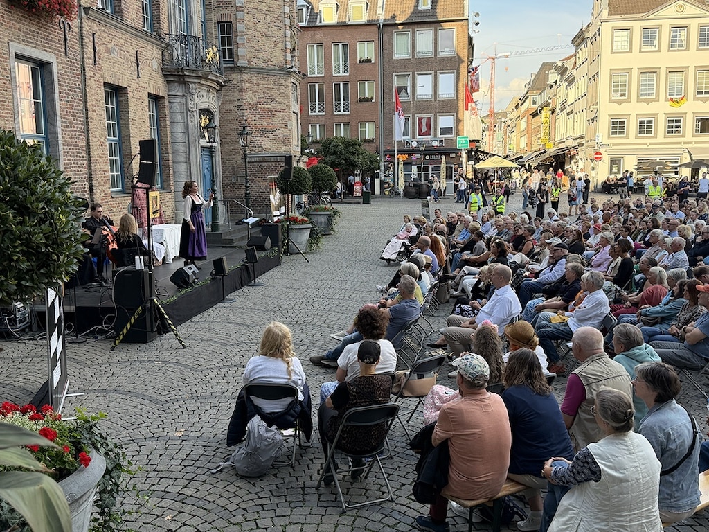 Mehr Publikum als die Fortuna erhielt am Freitagabend die Aufführung des „Freischütz“ vor dem Rathaus.© Manfred Fammler