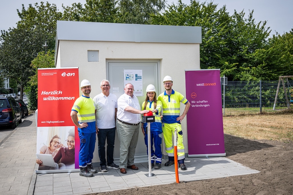 In Ludenberg wurde heute symbolisch ein "Point of Presence" (PoP) des Glasfaser-Netzbetreibers Westconnect in Betrieb genommen (v. l.): Peter Sosna (Rollout-Manager bei Westconnect), Martin Lutz (Gigabitkoordinator der Landeshauptstadt Düsseldorf), Olaf Wagner (Beigeordneter für Personal, Organisation, Digitalisierung und Bürgerservice der Landeshauptstadt Düsseldorf), Sandra Etterichretz (Managerin für Regionale Kooperationen bei Westconnect) und Christopher Ifang (Projektentwicklung der Westconnect). ©  Westconnect