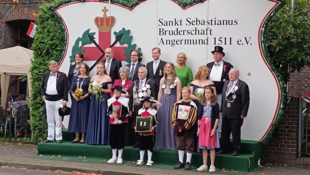 Und wenn sich schließlich alle Majestäten bei der Parade versammeln, ist Schützenfestsonntag. Hier ein Bild vom September 2024, als Petra und Martin Schilling (Mitte) die Königswürde erlangt haben. © St. Sebastianus Bruderschaft