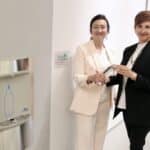 Neue Trinkwasserstation in der Zentralbibliothek: Kostenloses Wasser dank Sparkassen-Stiftung