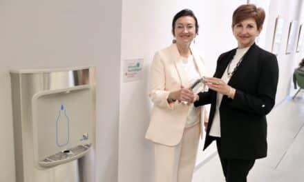 Neue Trinkwasserstation in der Zentralbibliothek: Kostenloses Wasser dank Sparkassen-Stiftung