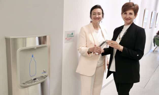 Neue Trinkwasserstation in der Zentralbibliothek: Kostenloses Wasser dank Sparkassen-Stiftung