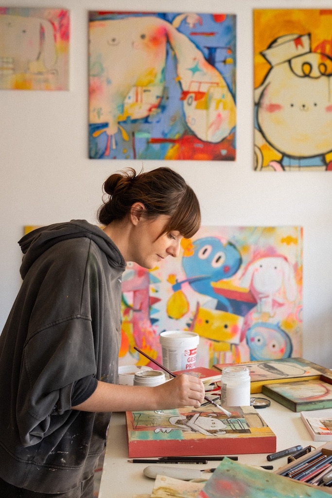Lucia Astuy in ihrem Atelier in Madrid: Mit feinem Pinselstrich und viel Liebe zum Detail entstehen ihre farbenfrohen Bilderwelten. © Lucia Astuy Lucia Astuy in ihrem Atelier in Madrid: Mit feinem Pinselstrich und viel Liebe zum Detail entstehen ihre farbenfrohen Bilderwelten. © Lucia Astuy