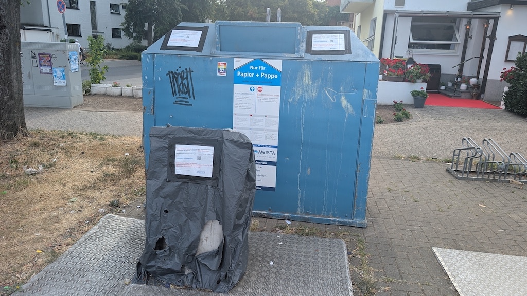 Schon bald werden die Papiercontainer am Kreisverkehr Angermunder Straße/Bahnhofstraße/Im großen Winkel abgezogen © Gabriele Schreckenberg