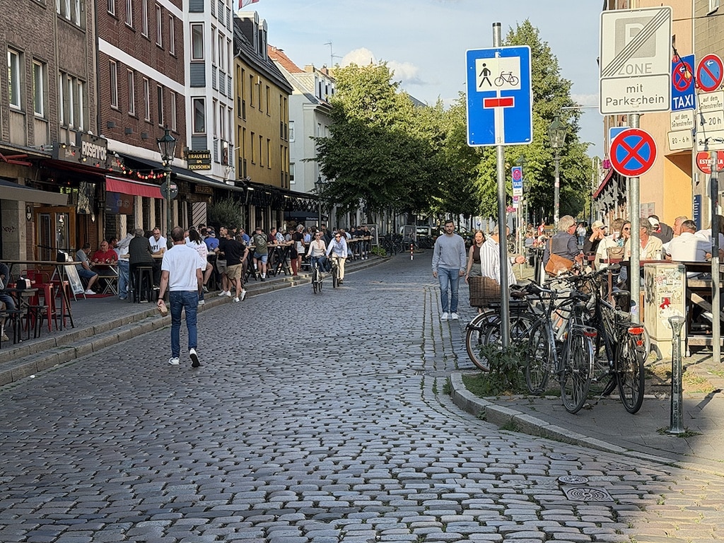 Ratinger Straße kurz vor Anpfiff © Manfred Fammler Ratinger Straße kurz vor Anpfiff © Manfred Fammler