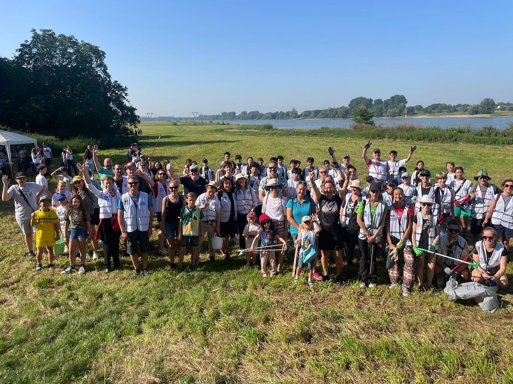 Ein starkes Team für das Rhine Cleanup in Kaiserswerth rückt an © Alexandra Stoffel
