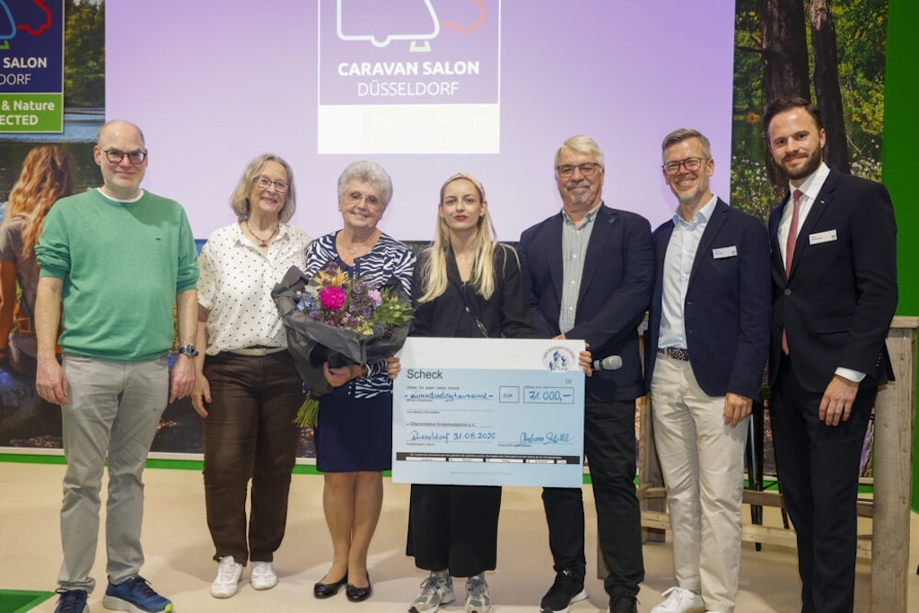André Zappey (Geschäftsführer Elterninitiative), Gabi Hänsel (stv. Vorsitzende Elterninitiative), Barbara Schell, Julia Schell (Phoenix Reisemobile), Raymond Eckl (DoldeMedien), Stefan Koschke (Director CARAVAN SALON), Marius Berlemann (Geschäftsführer Messe Düsseldorf)©Messe Düsseldorf/ctillmann