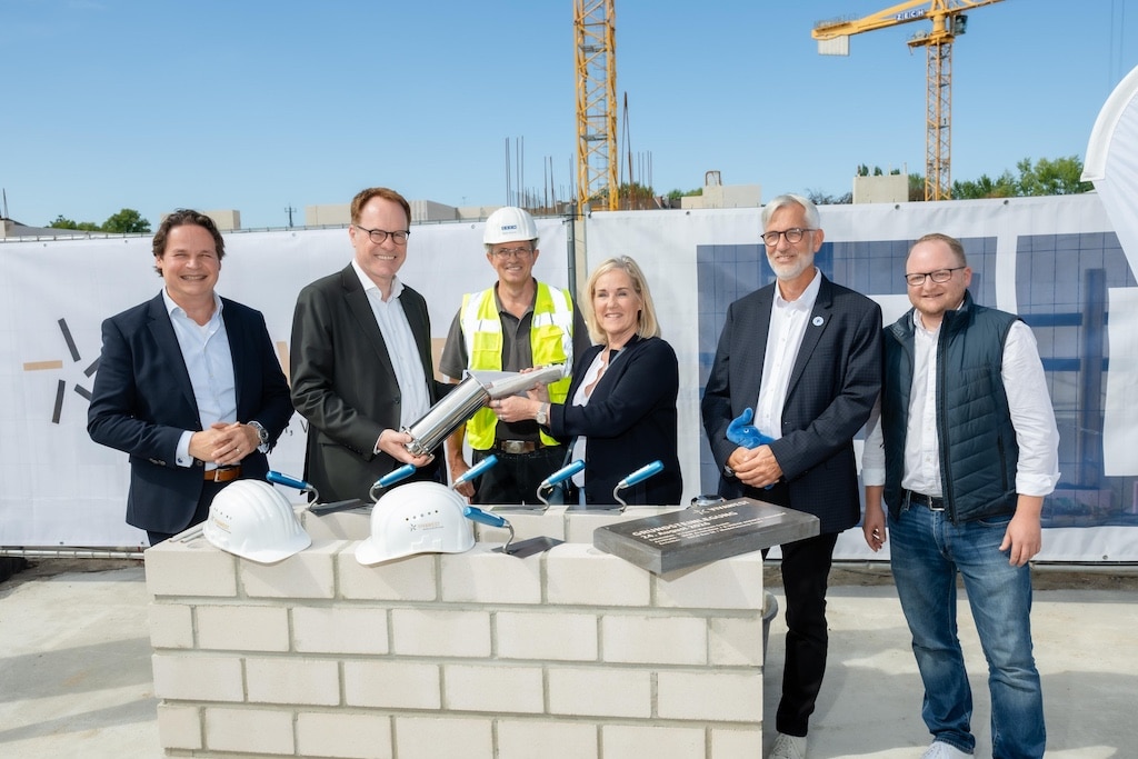 Grundsteinlegung : v.l. Oliver Knörr (Niederlassungsleiter Essen/Düsseldorf Zech Bau SE), Oberbürgermeister Dr. Stephan Keller, Polier Martin Schmitz, Sandra Wehrmann (Vorsitzende der VIVAWEST-Geschäftsführung), Dr. Hauke Duckwitz (1. Vorsitzender Kinderschutzbund Düsseldorf) und Sebastian Quast (Niederlassungsleiter Düsseldorf KLEUSBERG GmbH & Co. KG.) Foto: Vivawest