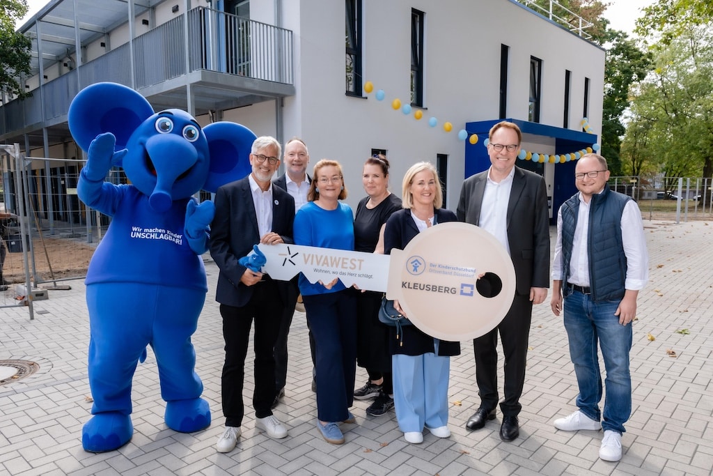 VIVAWEST Schlüsselübergabe v.l. Dr. Hauke Duckwitz, Markus Schlüter, Bettina Erlbruch und Claudia Borghoff vom Kinderschutzbund Düsseldorf, Sandra Wehrmann (Vorsitzende der VIVAWEST-Geschäftsführung, Oberbürgermeister Dr. Stephan Keller und Sebastian Quast (Niederlassungsleiter Düsseldorf KLEUSBERG GmbH & Co. KG.), Foto: Vivawest