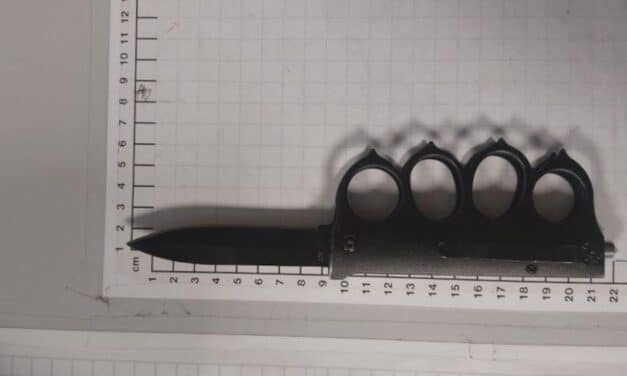Betrunkener Mann attackiert Bundespolizisten im Düsseldorfer Hauptbahnhof – Schlagring mit Springmesser gefunden