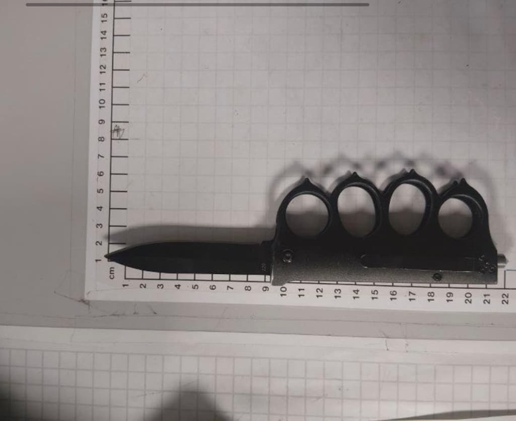 Schlagring mit Springmesser © Bundespolizei