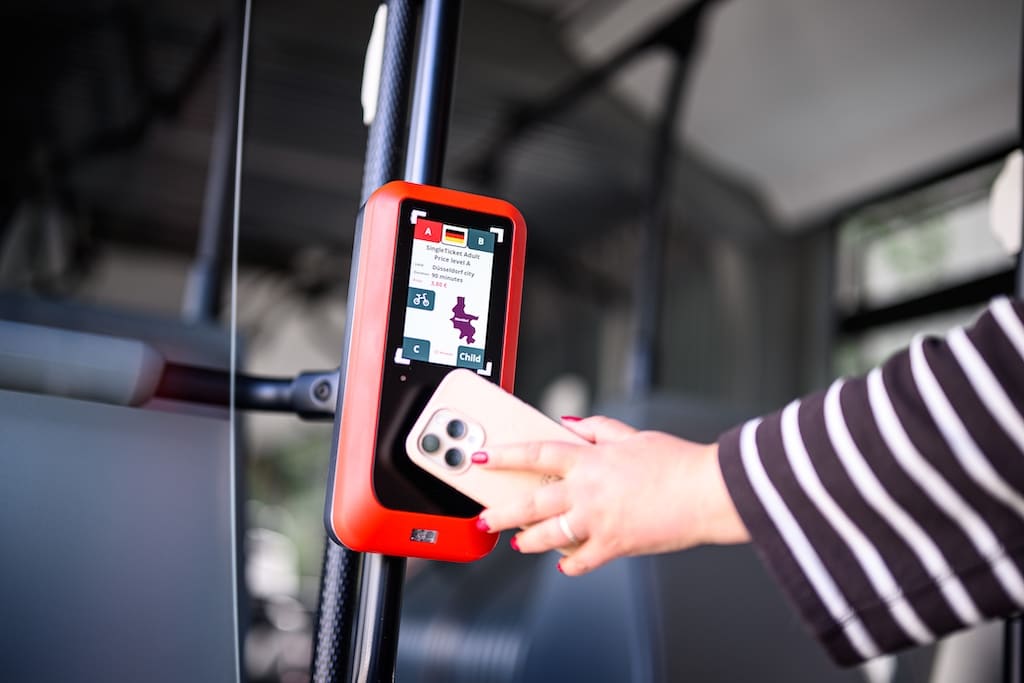 Das neue CALO-Lesegerät im Bus © Rheinbahn